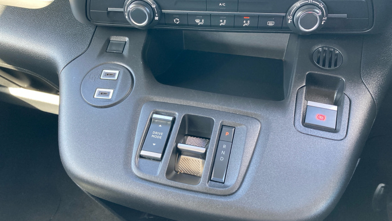 Vauxhall Combo Life 100kW Design XL 52kWh 5dr Auto [7 Seat] Electric Estate